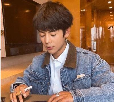 娱乐吃瓜君丁真,从吃瓜网红到现象级明星的蜕变之路